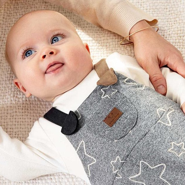 MAMELUCO TIPO PETO GRIS ESTRELLAS – KOKOLETTY MODA INFANTIL