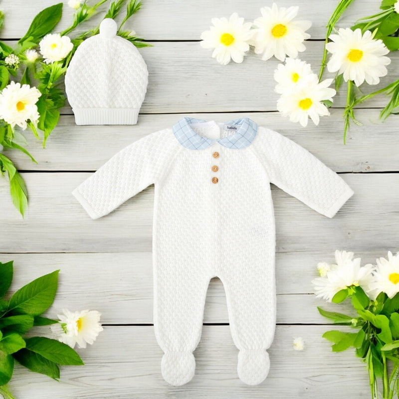 MAMELUCO NIÑO BEBE BLANCO CON CUELLO CUADROS CIELO Y GORRO A JUEGO "TERRAL"