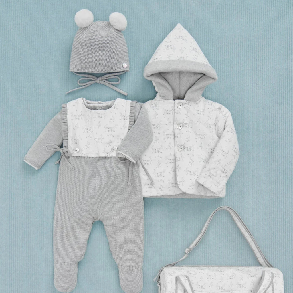 GORRO GRIS PERLA UNISEX POMPONES "ESENCIAL"