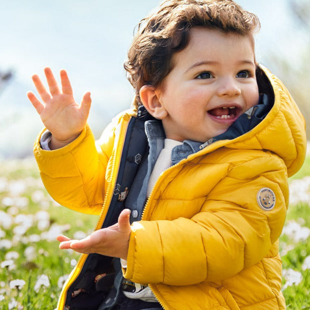 CHAMARRA ACOLCHADA CON BOLSA NIÑO BEBE